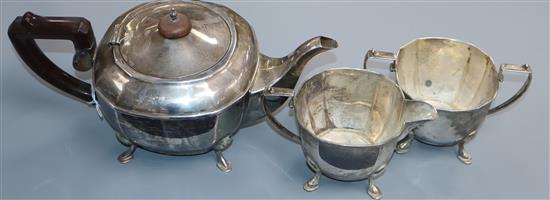 A George V silver three piece tea set, Birmingham, 1934, gross 29.5 oz.